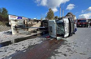Çakıl taşı yüklü kamyon devrildi: 1’i ağır...
