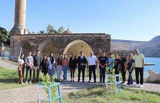 Çamelili öğrenciler, siyah güller şehri Halfeti’nin...