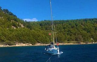 Çanakkale Boğazı’nda makine arızası yapan tekne...