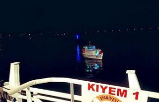 Çanakkale Boğazı’nda makineleri arızalanan tekne,...