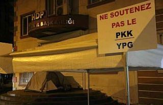 Çaresiz baba evladının götürüldüğü kapıda...