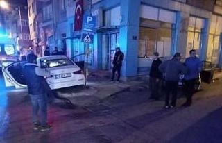Çarpışan otomobiller yol kenarına savruldu, 2...
