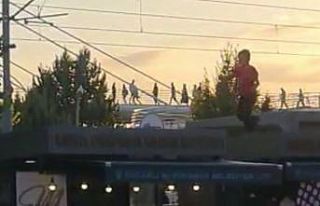 Çatıdan çatıya zıplayan çocuklar vatandaşları...