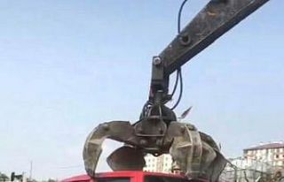 Çekici ile çaldıkları otomobili parçalayan şüpheliler...