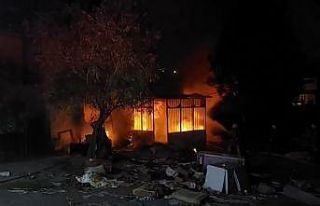 Çekmeköy’de gece kondu alev alev yandı