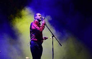 Cem Adrian, Bursa Açık Hava’da dinleyicileri mest...