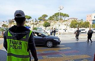 Çeşme’deki yaya önceliği denetlemesinde sürücülere...
