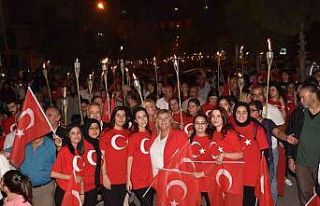 Ceyhan’da zeybekli meşaleli kutlama