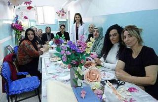 Çiçekçilik kursu onlara terapi gibi geliyor