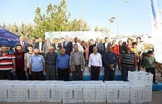 Çiftçilere hasat kasası dağıtıldı