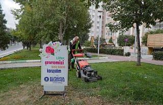 Çim biçme çalışmaları devam ediyor