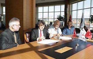 Çini Sanatçısı Üstünkaya, çalışmalarını...