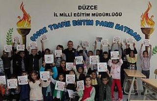 Çocuklara trafik uygulamalı anlatılıyor