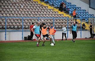 Çocukların yeşil sahadaki rakibi babaları oldu