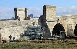 Çökme riski taşıyan tarihi köprüde restorasyon...