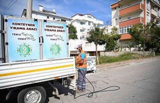 Çöp konteynerleri yerinde dezenfekte ediliyor