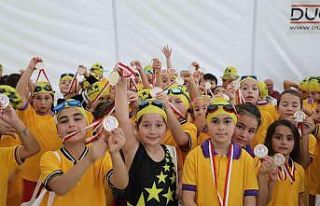 Cumhuriyet Bayramı’nda 320 minik yüzücü kıyasıya...