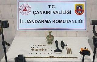 Define ararken suçüstü yakalandılar, evlerinden...