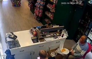 Depremde içeceğini bırakmayan vatandaş ilçede...