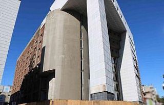 Dev bina yıkılıyor