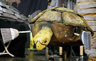 Dev kuklalar, çöp sorununu çocuğun gözünden...