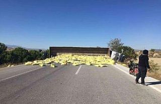 Devrilen gübre yüklü tır yolu trafiğe kapattı