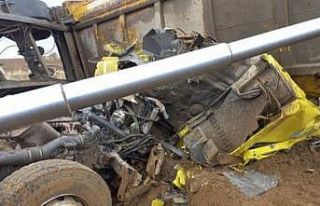 Devrilen hafriyat kamyonu sürücüsü sıkıştığı...