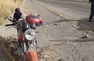 Devrilen motosikletteki yolcu yaralandı