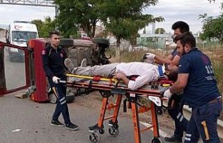 Devrilen otomobilin sürücüsü yaralandı