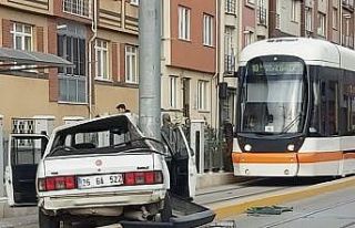 Direğe çarpan otomobilin sürücüsü yaralandı
