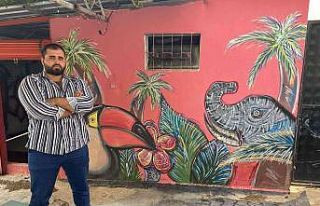 Doktor tavsiyesiyle ressam olan üniversiteli genç...