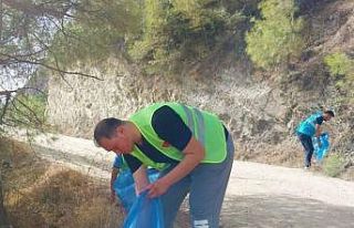 Duyarlı gençler doğaya bilinçsizce atılan çöpleri...