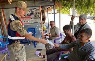 Elazığ’da jandarma ekipleri, vatandaşları suda...