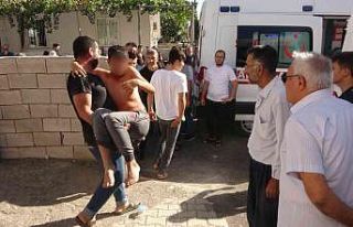 Elektrik telini çıplak elle tutan çocuk ve arkadaşı...