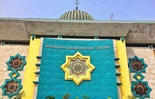 Endonezya’da cami kubbesi önce yandı sonra çöktü