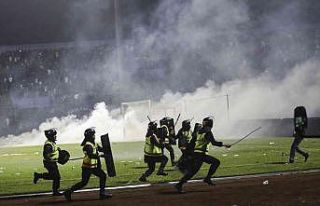 Endonezya’da futbol maçında çıkan izdihamda...