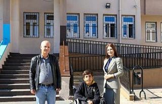 Engelli öğrenci öğretmeninden tekerlekli sandalye...