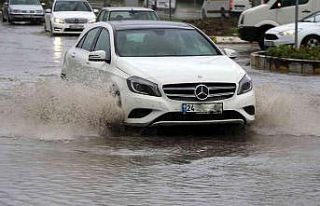 Erzincan’da sağanak yağış caddeleri suyla doldurdu
