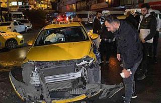 Esenyurt’ta ticari taksiyle otomobil kafa kafaya...