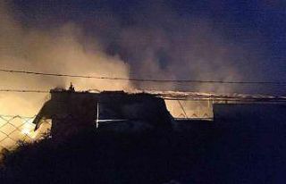 Eski tavuk çiftliği alev alev yandı