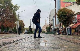 Eskişehirliler güne yağmurla uyandı