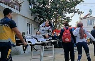 Ev yangınında 2 kişi dumandan etkilendi