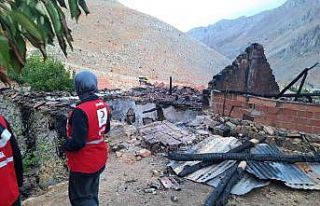 Evi yanan aileye Kızılay’dan yardım eli