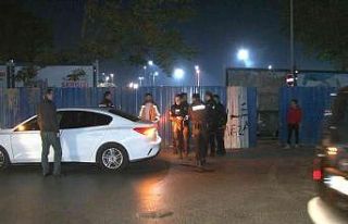 Fatih’te bir kişi şantiye bariyerlerinin arkasında...