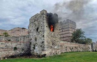 Fatih’te tarihi surlardaki kule alev alev yandı