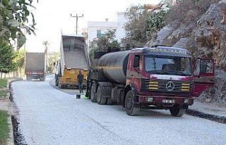 Finike’de alt yapı çalışmasında bozulan yollar...