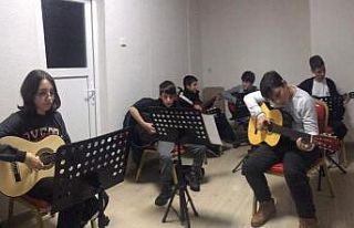 Gençler gitar çalmayı öğreniyor