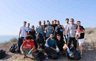 Gençler Karataş’ta sahili temizledi