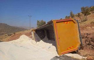 Gercüş’te hafriyat yüklü kamyon devrildi