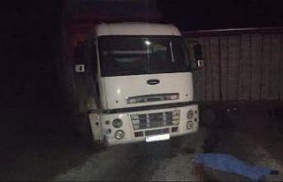 Geri kayan kamyondan atlayan sürücü aracın altında...